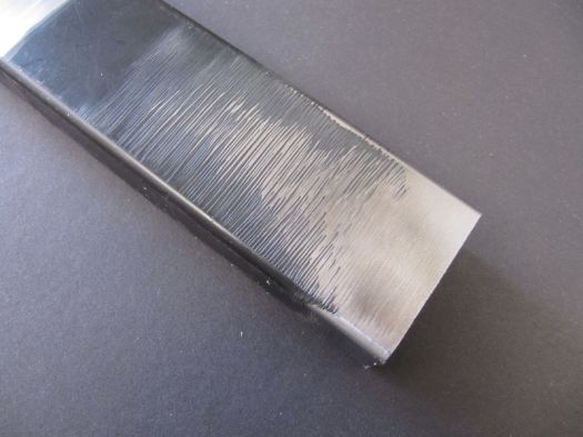 800px-Closer_up_metal_bar